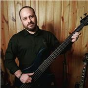 Bajista profesional y con más de 25 años de experiencia en la ejecución del instrumento se ofrece a dar clases de bajo, centrándonos en la parte práctica y ejecutiva del instrumento, sin dejar de lado la parte teórica